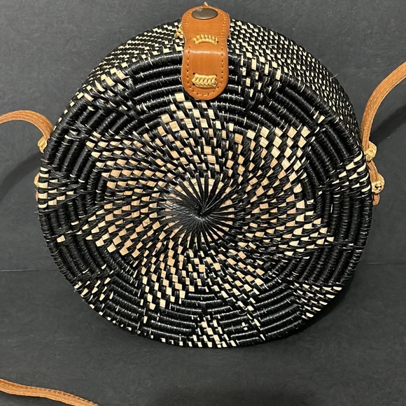 BLACK AND TAN ROUND RATTAN PURSE - Picture 3 of 12